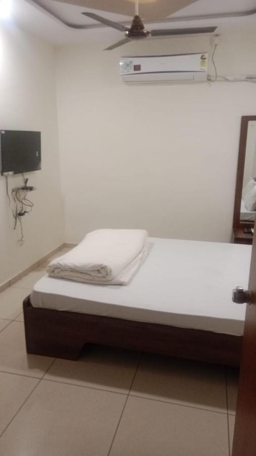 Hotel Shreeji'S Gandhinagar Exteriör bild
