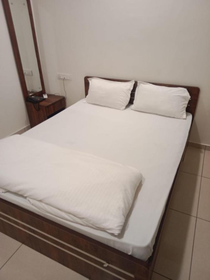 Hotel Shreeji'S Gandhinagar Exteriör bild